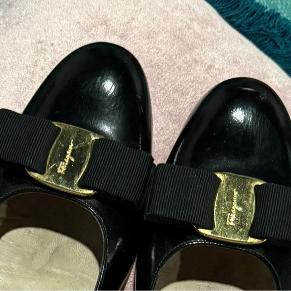 SALVATORE FERRAGAMO VARA BOW LEATHER LOW PUMPS, BLACK PATENT LEATHER, SIZE 9.5 - Picture 9 of 16